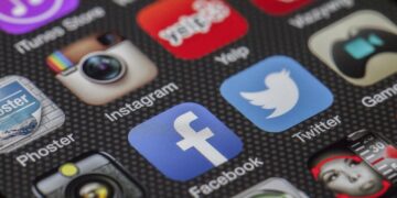 Symbolbild: Der Bildausschnitt zeigt ein Smartphone-Interface und die Facebook-App.