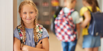 Mädchen mit Schulrucksack symbolisiert Freude über Unterstützung von Niederösterreichs Gemeinden zum Schulstart