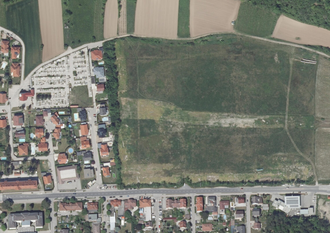 Karte gibt Blick auf das Gelände des ehemaligen KZ-Außenlager Hirtenberg nahe Hirtenberg/Leobersdorf in Niederösterreich von oben frei.