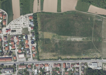 Karte gibt Blick auf das Gelände des ehemaligen KZ-Außenlager Hirtenberg nahe Hirtenberg/Leobersdorf in Niederösterreich von oben frei.