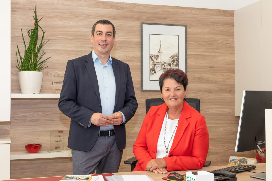 Generationenwechsel im Bürgermeisteramt in Petzenkirchen: Das Bild zeigt Lisbet Kern und Günther Sidl.