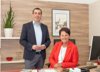 Generationenwechsel im Bürgermeisteramt in Petzenkirchen: Das Bild zeigt Lisbet Kern und Günther Sidl.