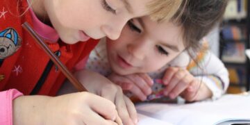 Symbolbild für Nachhilfe in Niederösterreich: Kinder, die gemeinsam lernen