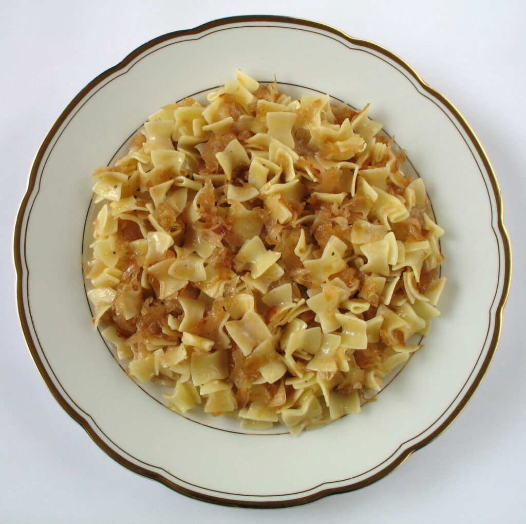 Das BIld zeigt frisch zubereitete Krautfleckerl, eine typische Speise im niederösterreichischen Industrieviertel.