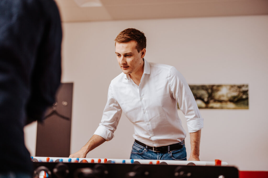 Das Bild zeigt Sven Hergovich beim Tischfußballspielen.