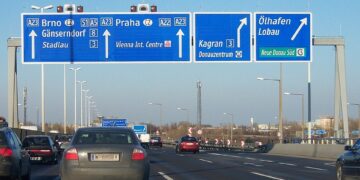 Autobahn Knoten Kaisermühlen auf der Südosttangente (A23) in Wien mit hohem Verkehrsaufkommen.