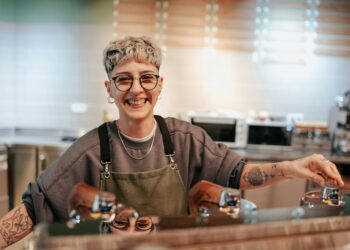 Symbolbild: Eine junge Frau repariert ein Elektrogerät.