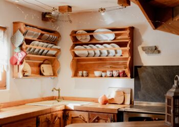 Traditionelle Küche in Niederösterreich mit Holzregalen – symbolisch für Hausmannskost und regionale Esskultur﻿.