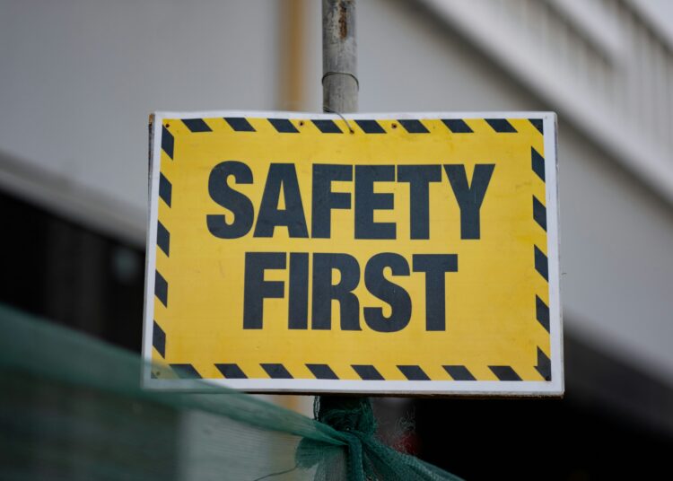 Arbeitnehmer aus Niederösterreich verliert Job nach Arbeitsunfall