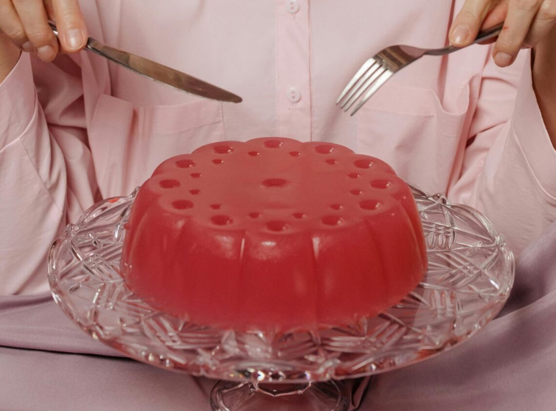 Symbolbild: Pudding wird mit Messer und Gabel geessen
