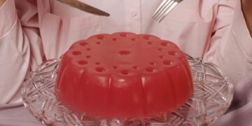 Symbolbild: Pudding wird mit Messer und Gabel geessen