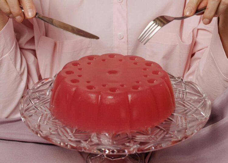 Symbolbild: Pudding wird mit Messer und Gabel geessen