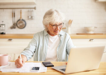 Symbolbild einer über den Sozialtarif erfreuten Pensionistin