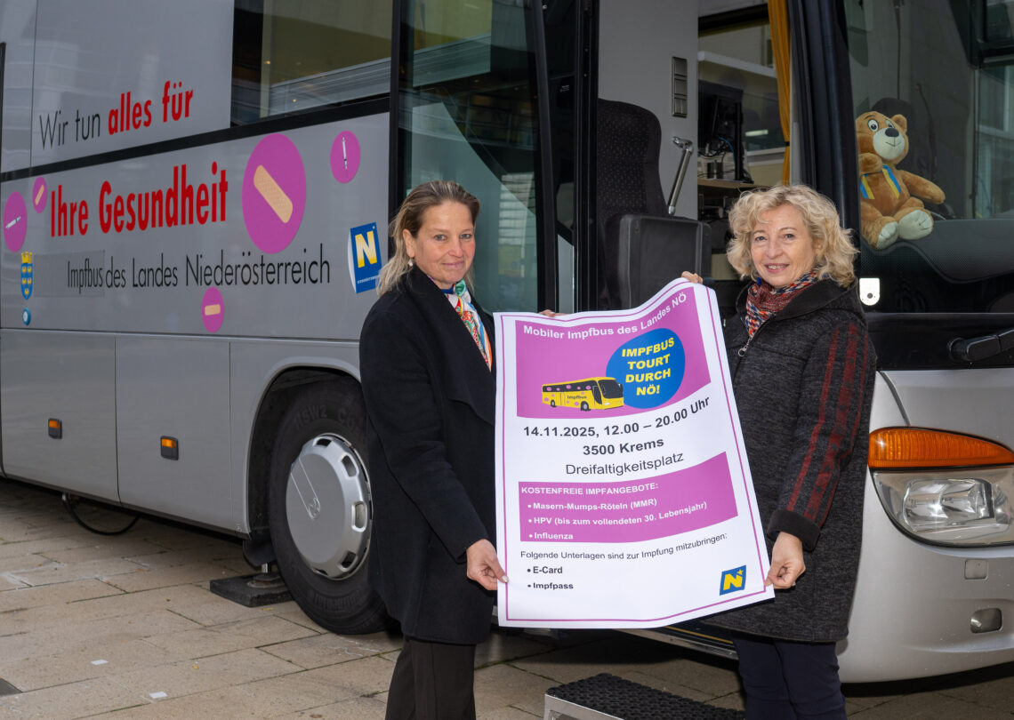 Gesundheitslandesrätin Eva Prischl und Sanitätsdirektorin Dr. Regina Klenk vor dem NÖ Impfbus