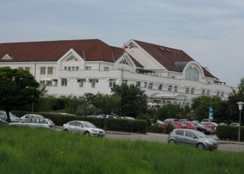 Symbolbild zeigt Landesklinkum Hollabrunn, das von strukturellen Veränderungen im Gesundheitspaket betroffen ist.