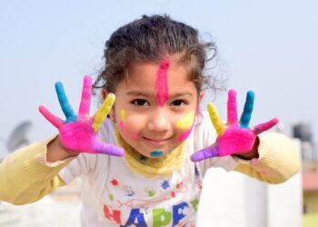 Mädchen mit Fingerfarbe