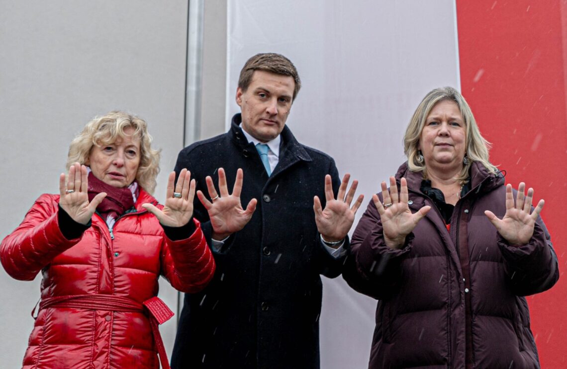 Vertreter:innen der SPÖ NÖ vor einer Fahne für die 16 Tage gegen Gewalt