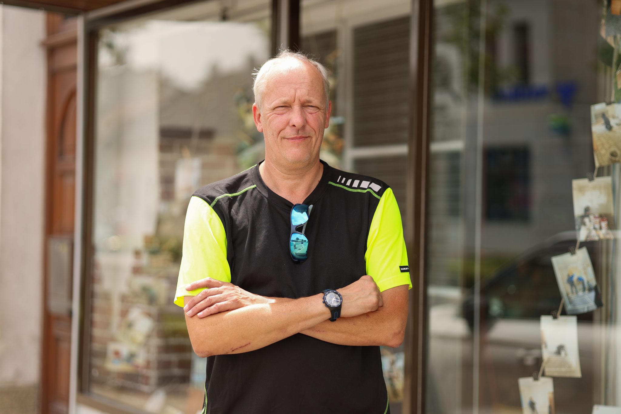 Das Bild zeigt Karl Blaha vor seinem ehemaligen Schuhgeschäft im Zentrum von Gramatneusiedl.