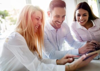 Symbolbild zeigt zufrieden wirkende Personen im Büroumfeld