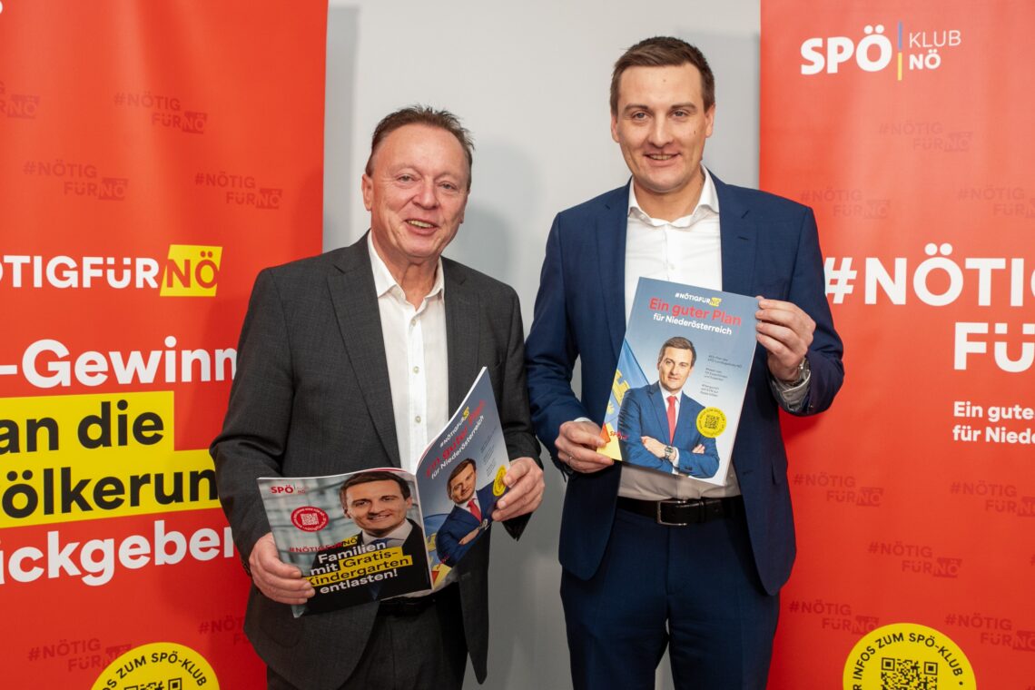 Klubobmann Hannes Weninger und Kontroll-Landesrat Sven Hergovich zeigen den NÖ-Plan