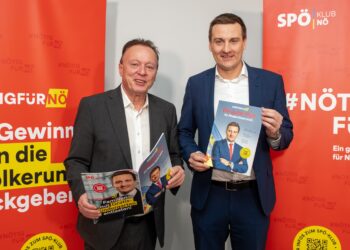 Klubobmann Hannes Weninger und Kontroll-Landesrat Sven Hergovich zeigen den NÖ-Plan