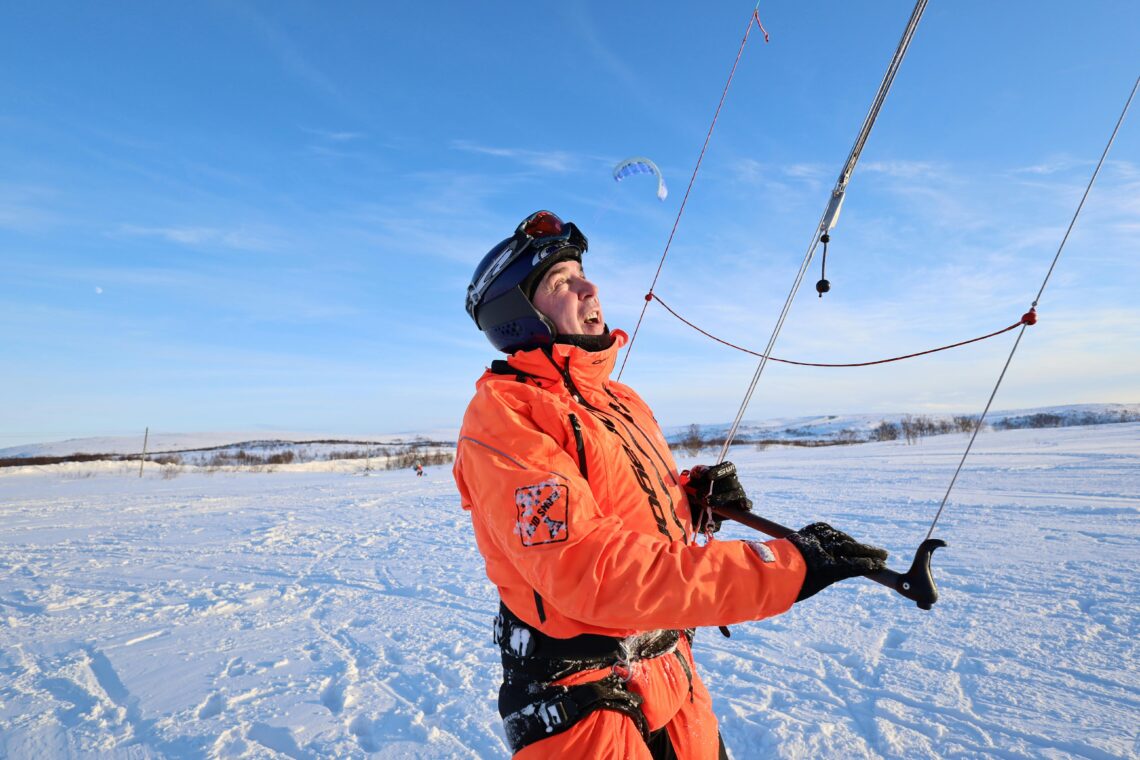 Symbolbild zeigt einen Mann beim Snowkiten.