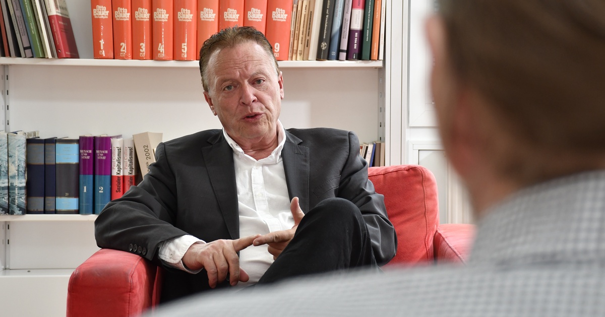 Das Bild zeigt Hannes Weninger während eines Interviewgesprächs.