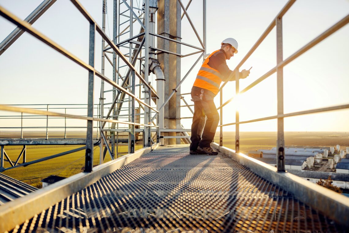 Symbolbild eines Arbeiters, der sich an einem Geländer abstützt.