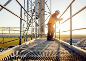 Symbolbild eines Arbeiters, der sich an einem Geländer abstützt.