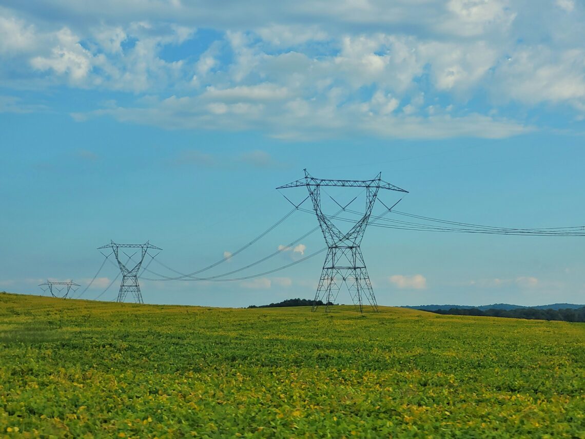 Ein Strommast auf einem Feld als Symbol für die Stromversorgung in Niederösterreich.