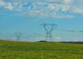 Ein Strommast auf einem Feld als Symbol für die Stromversorgung in Niederösterreich.