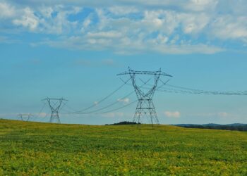 Ein Strommast auf einem Feld als Symbol für die Stromversorgung in Niederösterreich.