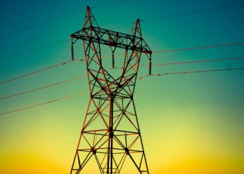 Symbolbild eines Strommastes in atmosphärischen Farben