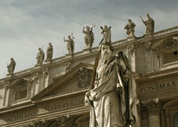 Statuen auf einem antiken Gebäude