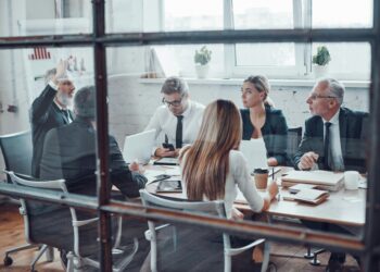 Symbolbild zeigt Vorstandsmitglieder bei einer Vorstandssitzung.