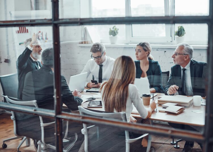 Symbolbild zeigt Vorstandsmitglieder bei einer Vorstandssitzung.