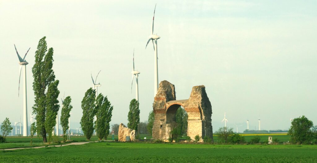 Heidentor des Donaulimes mit Landschaft