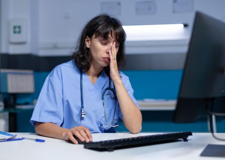 Erschöpfte Pflegekraft aufgrund enormer Belastungen im Berufsalltag