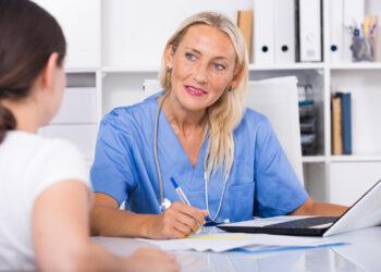 Symbolbild Arztgespräch für Social Prescribing gegen Einsamkeit und Überlastung