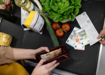 Das Symbolbild zeigt Lebensmittel auf dem Förderband eines Supermarkts.