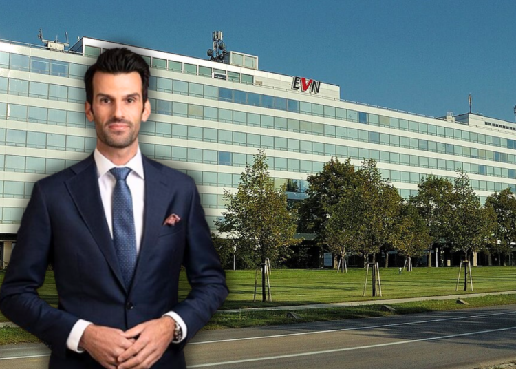 Udo Landbauer vor der EVN-Zentrale in NÖ.