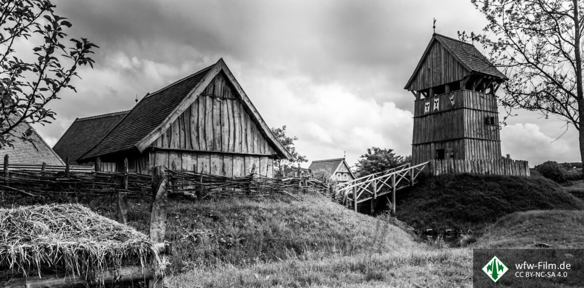 Mittelalterliches Dorf in schwarz-weiß-Aufnahme.