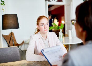 Symbolbild einer Frau im Bewerbungsgespräch für hohe Arbeitslosigkeit unter Frauen