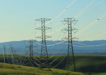 Strommasten in ländlicher Umgebung