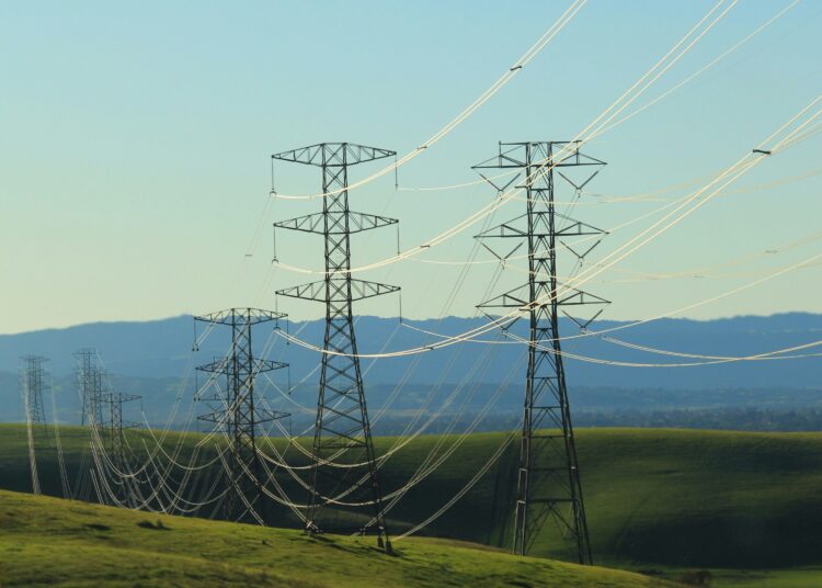 Strommasten in ländlicher Umgebung