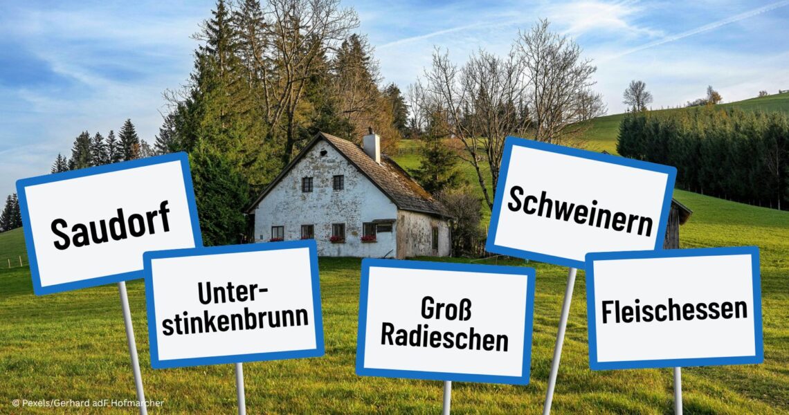 Der Hintergrund zeigt ein Landhaus in idyllischer Szenerie, im Vordergrund Ortstafeln mit ungewöhnlichen Ortsnamen.