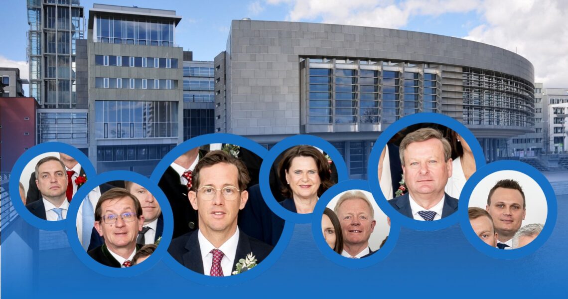 Profilfotos von Landtagsabgeordneten der FPÖ Niederösterreich vor dem Landhaus in St. Pölten.