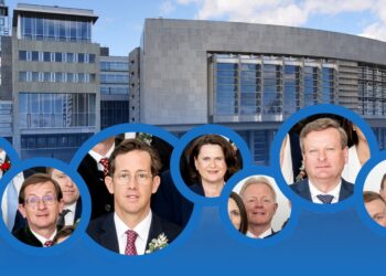 Profilfotos von Landtagsabgeordneten der FPÖ Niederösterreich vor dem Landhaus in St. Pölten.
