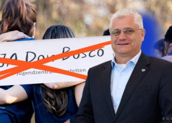 Eine Collage zeigt Landesrat Martin Antauer und Demonstrierende, die ein Plakat hochhalten.