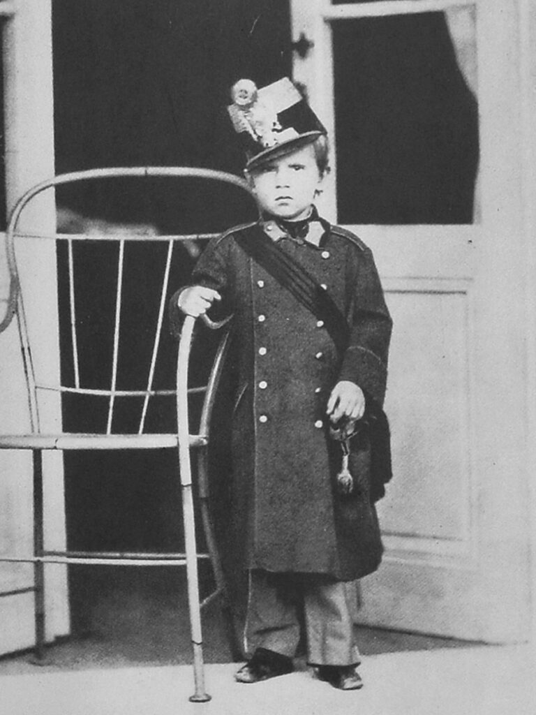 Rudolf musste in jungen Jahren eine strenge militärische Erziehung erdulden. Quelle: WikiCommons/LudwigAngerer/https://commons.wikimedia.org/w/index.php?curid=71190411